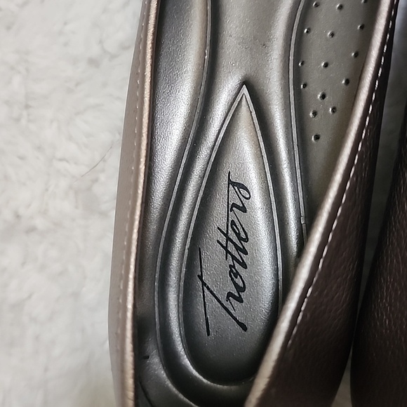 Trotters Women's Metallic Flats, Sz 9 - Picture 3 of 6